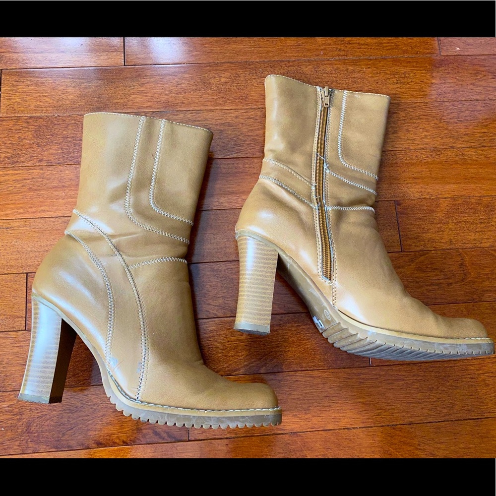 725 Originals Tan coloured heeled booties, size 7.5